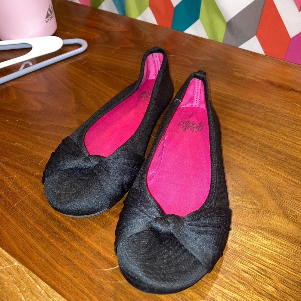 Girls Dress Shoe- Size 1 (NEW WITHOUT TAGS)